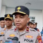 Polisi Indonesia mengancam warga yang mengibarkan bendera One Piece.