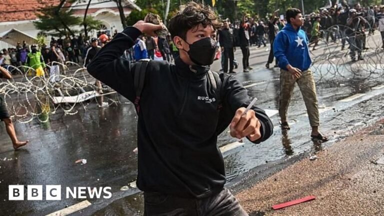 Tiga orang tewas setelah protes atas kematian sopir taksi di Indonesia.