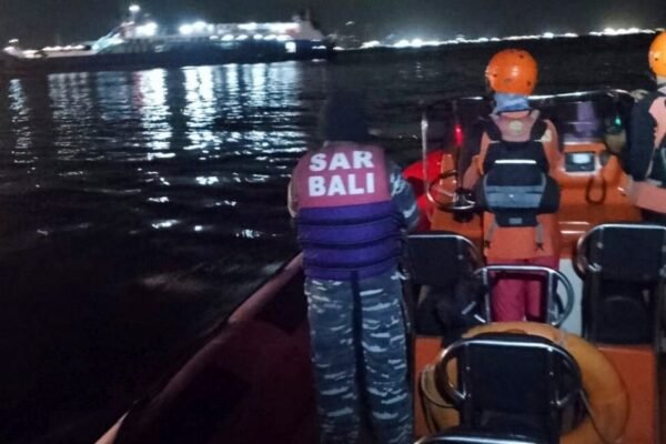 6 orang tewas dan puluhan lainnya hilang setelah sebuah kapal feri yang mengangkut 65 orang tenggelam di lepas pantai Bali, Indonesia