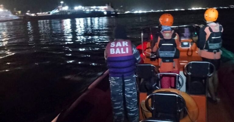 6 orang tewas dan puluhan lainnya hilang setelah sebuah kapal feri yang mengangkut 65 orang tenggelam di lepas pantai Bali, Indonesia