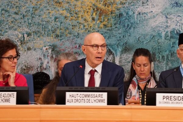 Berita Dunia Singkat: Skandal Epstein menyoroti upaya ‘membungkam’ perempuan, terobosan Denmark terkait penularan HIV, perkembangan terkini hak asasi manusia di Belarus