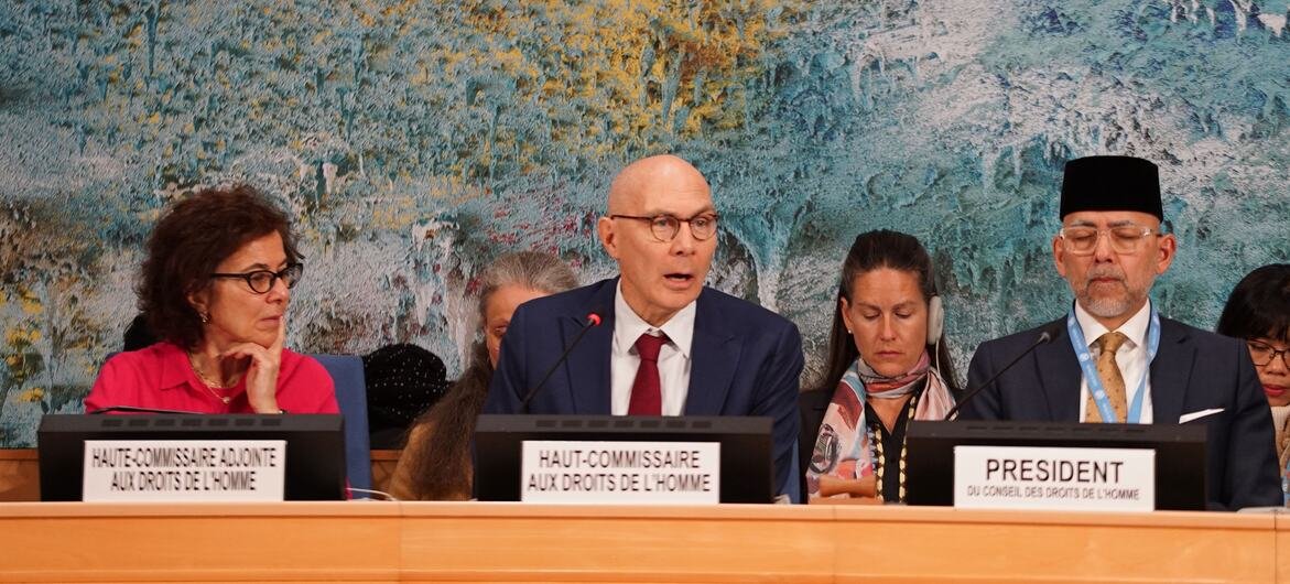 Berita Dunia Singkat: Skandal Epstein menyoroti upaya ‘membungkam’ perempuan, terobosan Denmark terkait penularan HIV, perkembangan terkini hak asasi manusia di Belarus