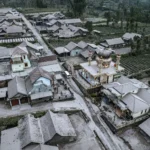 Foto-foto ini memperlihatkan awan panas yang menyelimuti langit setelah gunung berapi paling aktif di Indonesia meletus