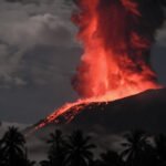 Gunung Ibu meletus, memuntahkan lava panas dan asap