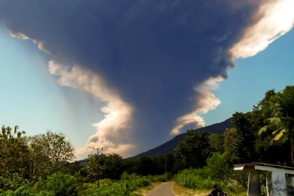 Gunung Lewotobi Laki Laki di Indonesia meletus, memuntahkan abu panas membara hingga ketinggian 11 mil dan menyebabkan pembatalan penerbangan