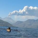 Gunung Lewotobi Laki Laki di Indonesia terus memuntahkan abu panas lebih dari seminggu setelah meletus, yang menewaskan setidaknya sembilan orang