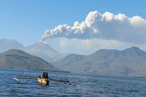 Gunung Lewotobi Laki Laki di Indonesia terus memuntahkan abu panas lebih dari seminggu setelah meletus, yang menewaskan setidaknya sembilan orang