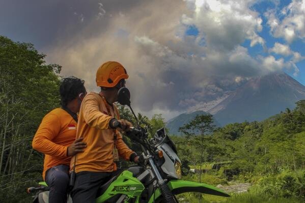 Gunung Merapi di Indonesia memuntahkan awan panas dalam letusan terbarunya