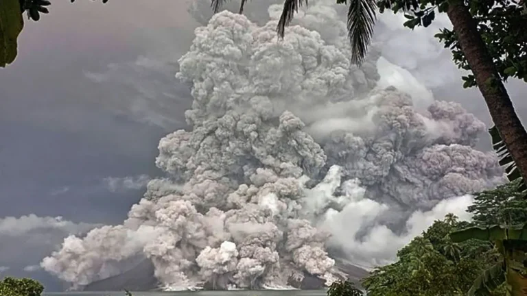 Gunung Ruang di Indonesia kembali memuntahkan abu panas setelah letusannya memaksa sekolah dan bandara ditutup