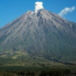 Gunung Semeru di Indonesia Meletus untuk Kedua Kalinya pada Jumat, 16 Februari
