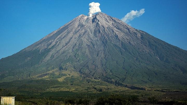Gunung Semeru di Indonesia Meletus untuk Kedua Kalinya pada Jumat, 16 Februari