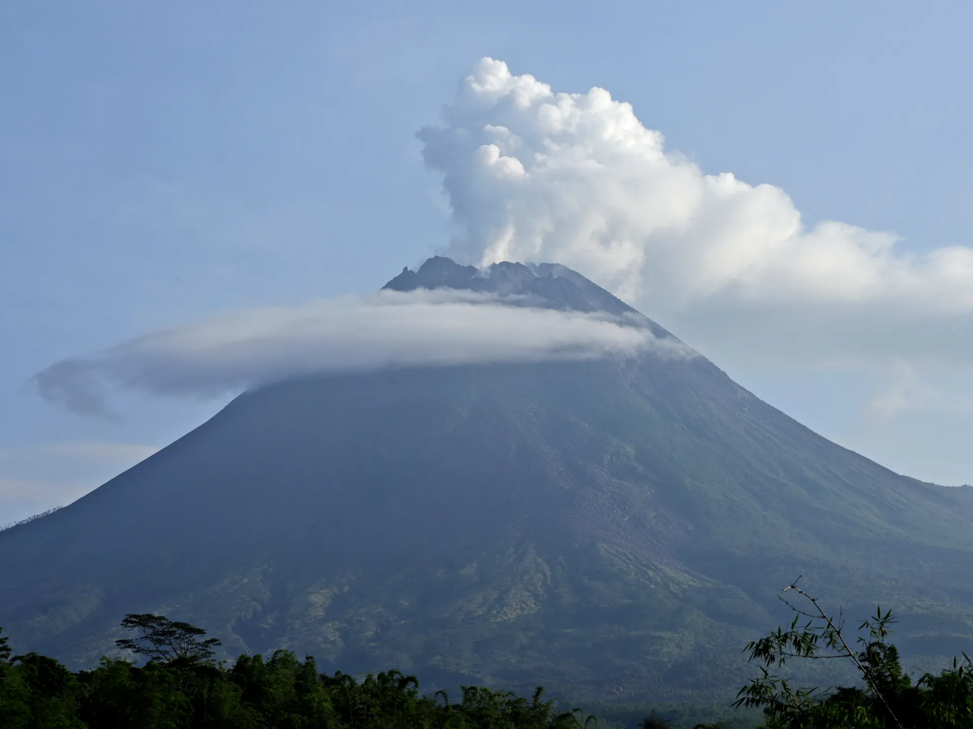 Indonesia: Ratusan orang dievakuasi saat Gunung Merapi memuntahkan awan panas