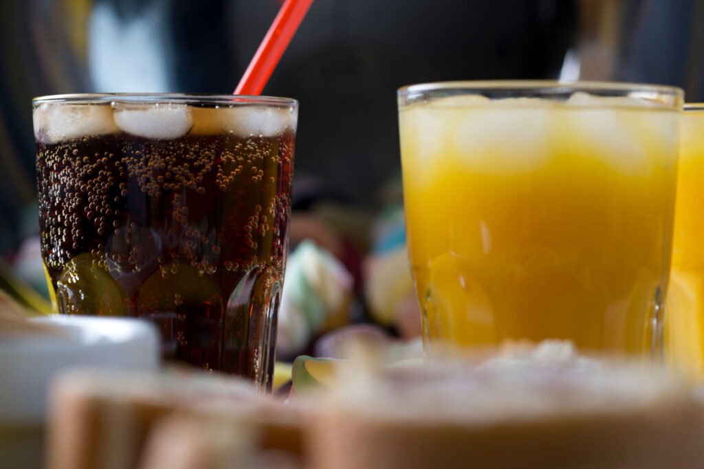 Indonesia mengembangkan peraturan baru untuk mengatasi konsumsi makanan tidak sehat.