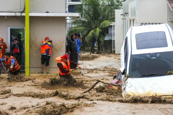 Lebih dari 400 orang tewas akibat banjir di Indonesia, kata para pejabat