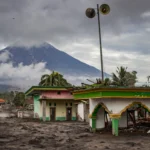 Para pendaki di Gunung Semeru, Indonesia, selamat setelah letusan gunung berapi yang tiba-tiba