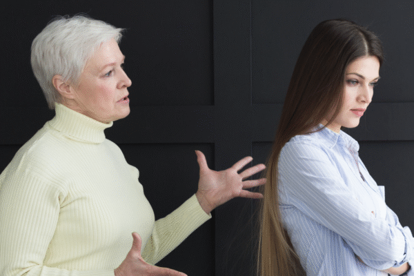 Penelitian menunjukkan bahwa jika anak-anak Anda yang sudah dewasa tampak menjauh, 7 perubahan sosial berikut ini menjelaskan mengapa hal itu bukan karena cara Anda mendidik mereka—melainkan karena bagaimana kehidupan modern telah mengikis kondisi-kondisi yang dulu menjadi penopang kekompakan keluarga