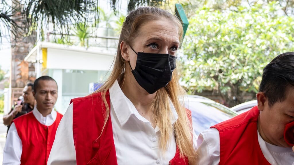 Seorang wanita Inggris yang dihadapkan pada hukuman 20 tahun penjara di Indonesia atas tuduhan 'mendatangkan kokain dalam Angel Delight' bersikeras bahwa dia dijebak.