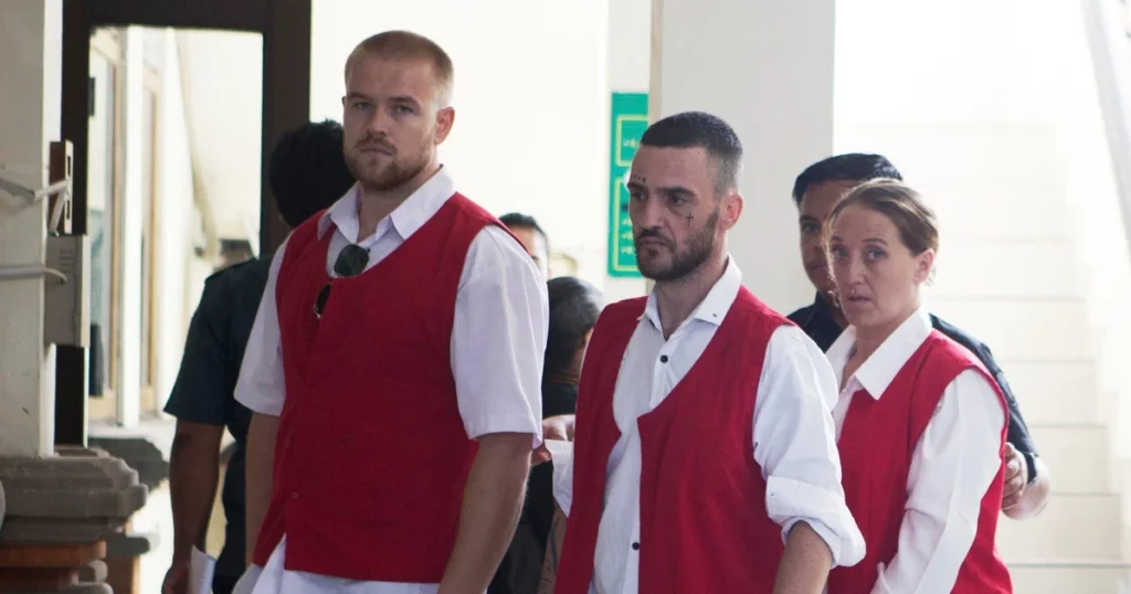 Tiga warga negara Inggris dihadapkan pada hukuman mati atas tuduhan menyelundupkan kokain ke pulau wisata Bali.