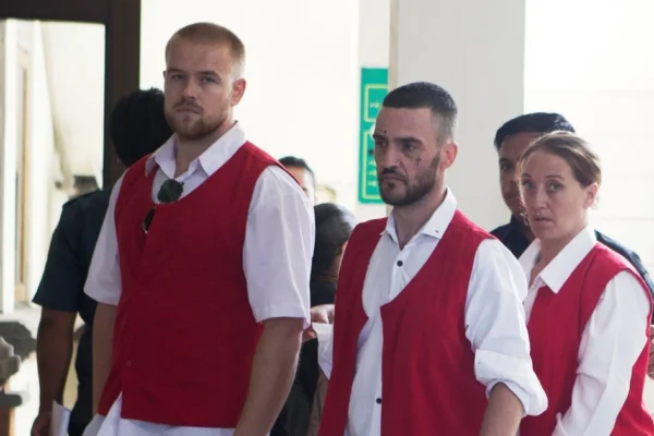 Tiga warga negara Inggris dihadapkan pada hukuman mati atas tuduhan menyelundupkan kokain ke pulau wisata Bali.