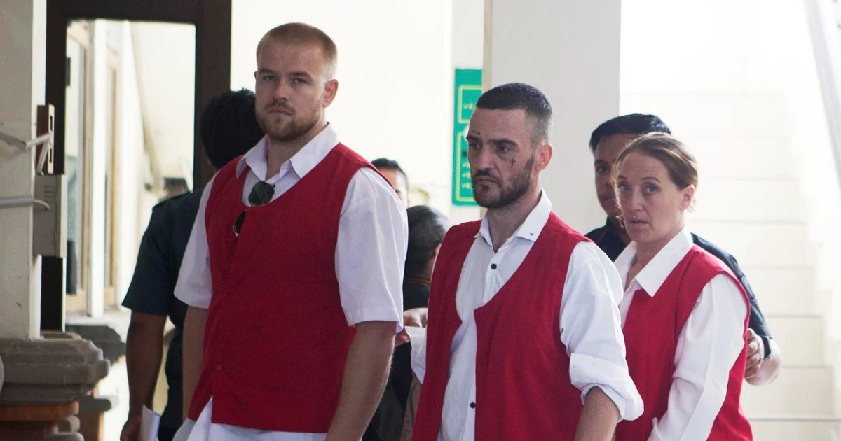 Tiga warga negara Inggris dihadapkan pada hukuman mati atas tuduhan menyelundupkan kokain ke pulau wisata Bali.