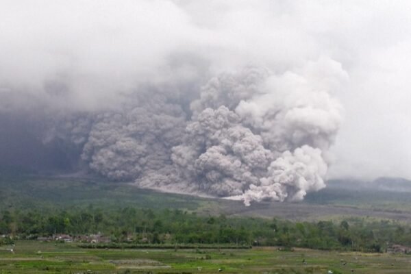Tonton: Gunung Semeru di Indonesia memuntahkan awan abu raksasa saat meletus