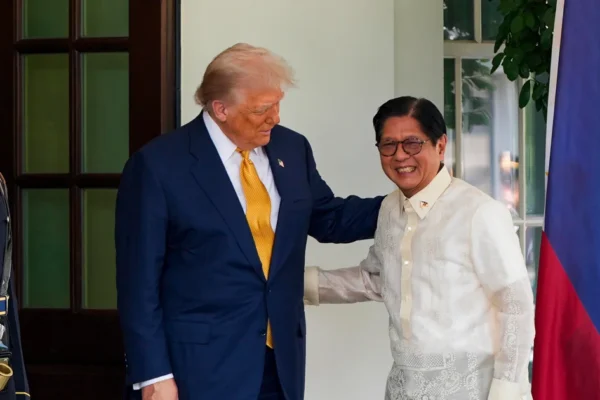 Trump mengumumkan perjanjian perdagangan dengan Filipina dan Indonesia, serta menetapkan tarif sebesar 19%