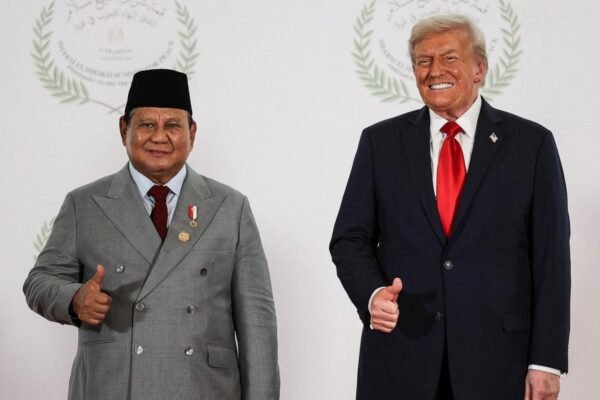 Trump terdengar secara tak sengaja melalui mikrofon yang masih menyala sedang membicarakan urusan bisnis dengan pemimpin Indonesia