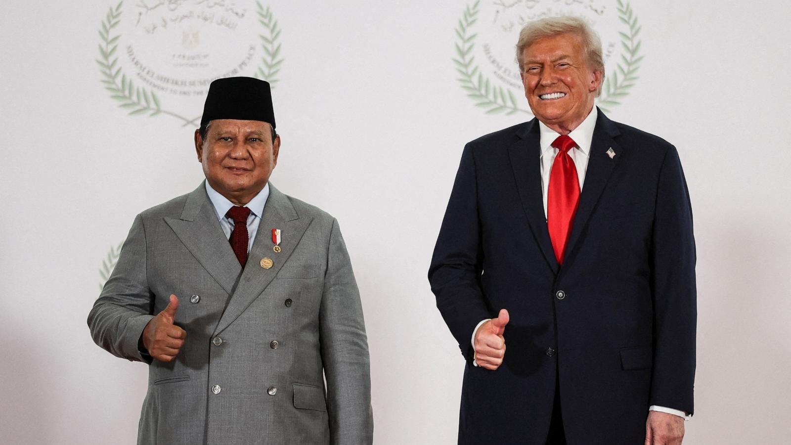 Trump terdengar secara tak sengaja melalui mikrofon yang masih menyala sedang membicarakan urusan bisnis dengan pemimpin Indonesia