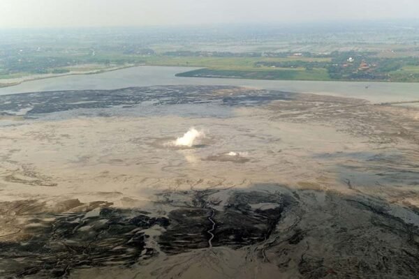 Aliran lumpur panas meletus di sebuah desa di Sumatera Utara, Indonesia, yang kembali memicu kekhawatiran akan terulangnya bencana Lapindo