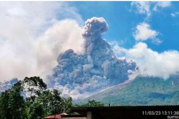 Berita Dunia: Gunung Merapi di Indonesia meletus, memuntahkan awan panas