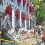 Gempa bumi berkekuatan 7,4 skala Richter menewaskan setidaknya satu orang di Indonesia