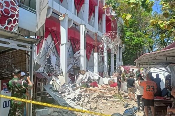 Gempa bumi berkekuatan 7,4 skala Richter menewaskan setidaknya satu orang di Indonesia