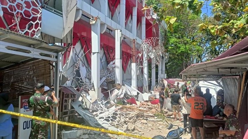 Gempa bumi berkekuatan 7,4 skala Richter menewaskan setidaknya satu orang di Indonesia