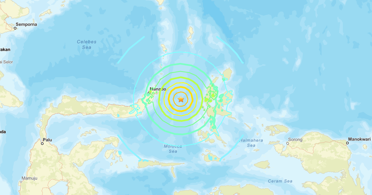 Gempa bumi berkekuatan 7,4 skala Richter yang dahsyat di Laut Maluku, Indonesia, menewaskan 1 orang dan memicu tsunami kecil