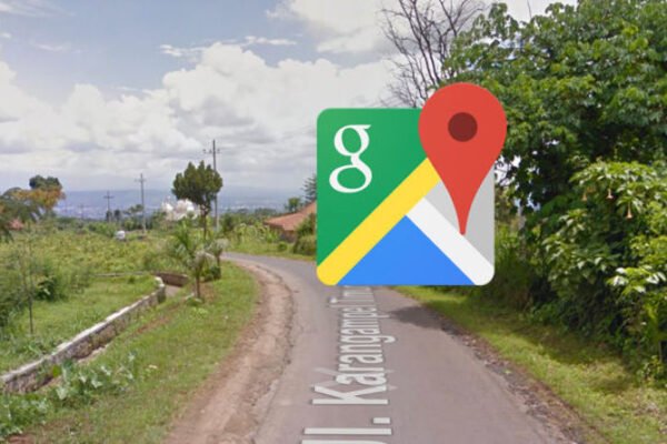 Google Maps Street View menangkap seorang wanita yang sedang melakukan HAL INI di atas motornya