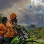 Gunung Merapi di Indonesia memuntahkan awan panas dalam letusan terbarunya