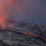 Gunung Semeru di Indonesia meletus dan memuntahkan awan panas hingga ketinggian hampir 4 mil