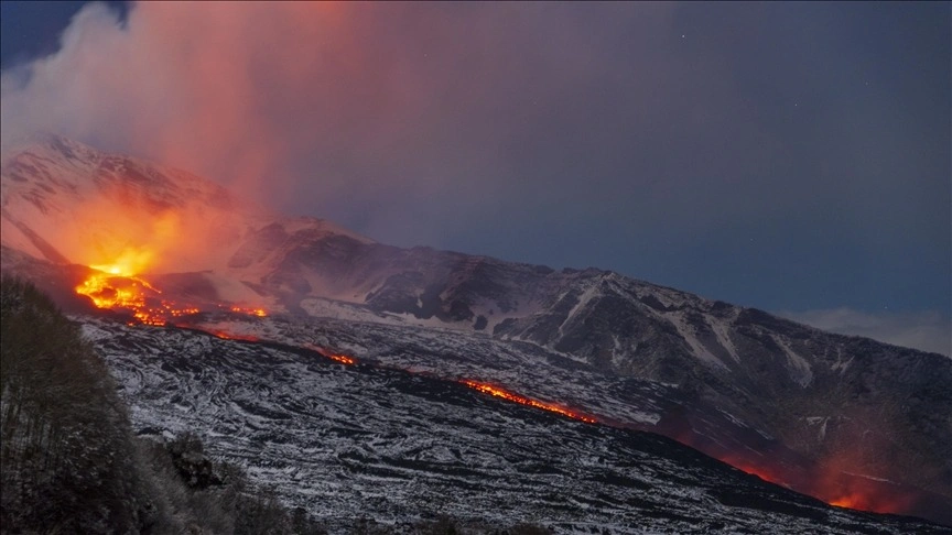 Gunung Semeru di Indonesia meletus dan memuntahkan awan panas hingga ketinggian hampir 4 mil