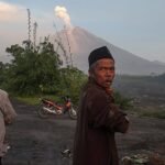 Gunung Semeru di Indonesia meletus, memicu aliran abu panas dan evakuasi