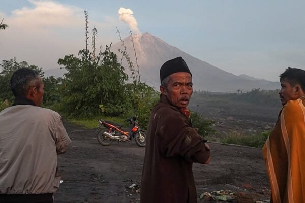 Gunung Semeru di Indonesia meletus, memicu aliran abu panas dan evakuasi