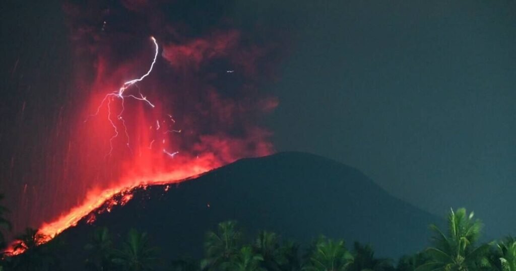 Gunung berapi di Indonesia: Gunung Ibu meletus, asapnya terlihat hingga bermil-mil jauhnya