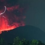 Gunung berapi di Indonesia: Gunung Ibu meletus, asapnya terlihat hingga bermil-mil jauhnya