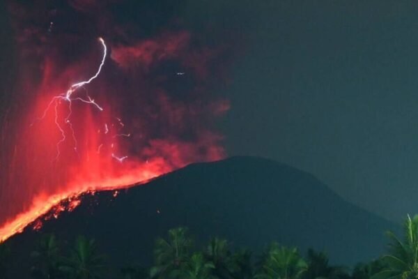 Gunung berapi di Indonesia: Gunung Ibu meletus, asapnya terlihat hingga bermil-mil jauhnya
