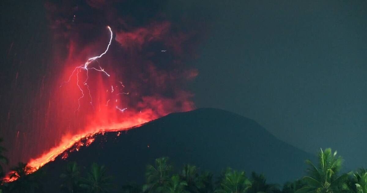Gunung berapi di Indonesia: Gunung Ibu meletus, asapnya terlihat hingga bermil-mil jauhnya