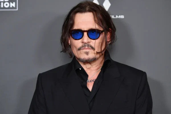 Johnny Depp Mendesain Botol untuk Merek Rum dengan Mengambil Inspirasi dari Tato-tatonya dan Orang-orang yang Dicintainya