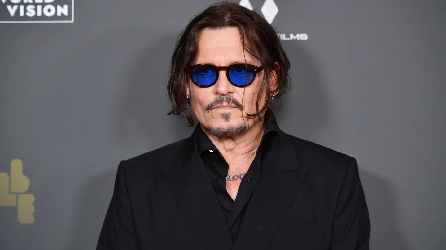 Johnny Depp Mendesain Botol untuk Merek Rum dengan Mengambil Inspirasi dari Tato-tatonya dan Orang-orang yang Dicintainya