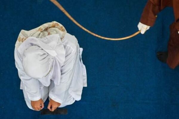 Kejadian mengerikan terkait hukum syariah: seorang wanita dicambuk di depan umum di hadapan kerumunan yang bersorak-sorai