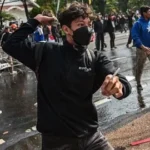 Tiga orang tewas dalam aksi protes terkait kematian seorang sopir taksi di Indonesia