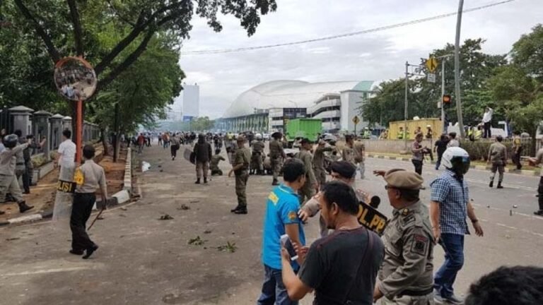 Di Indonesia, ribuan orang ditangkap dalam operasi penindakan besar-besaran terhadap geng dan kejahatan jalanan di seluruh negeri