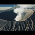 Gunung Merapi di Indonesia memuntahkan awan abu panas